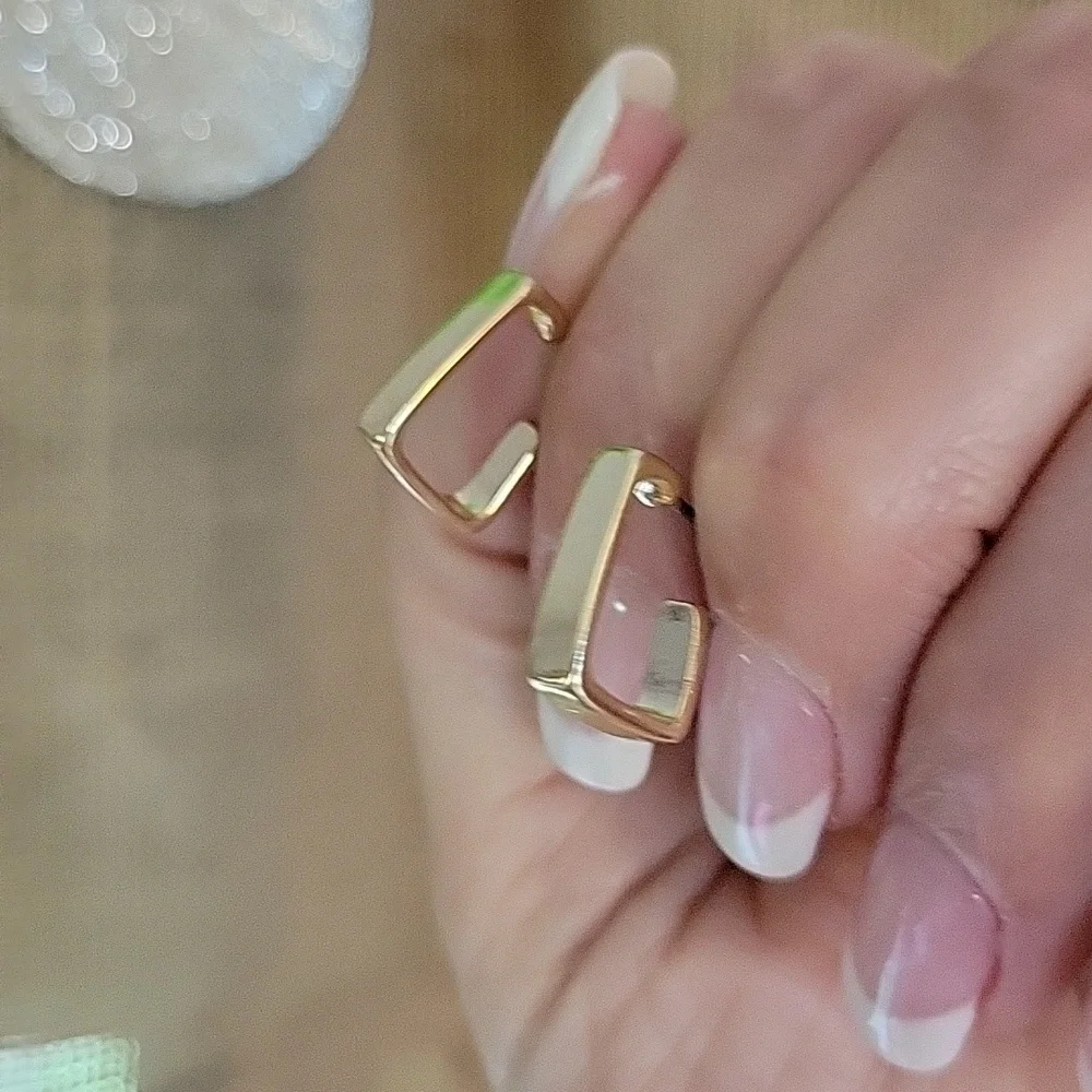 🔥LAST PAIR🔥 SQUARE HOOP EARRINGS